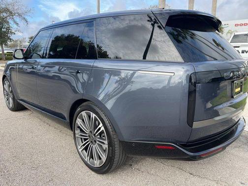 2025 Land Rover Range Rover P400 SE 7 Seat