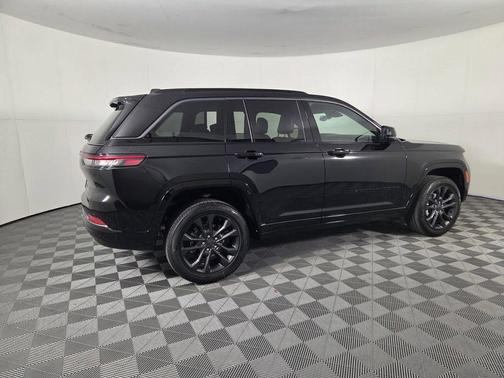 Diamond Black Crystal Pearlcoat 2026 Jeep Grand Cherokee Limited