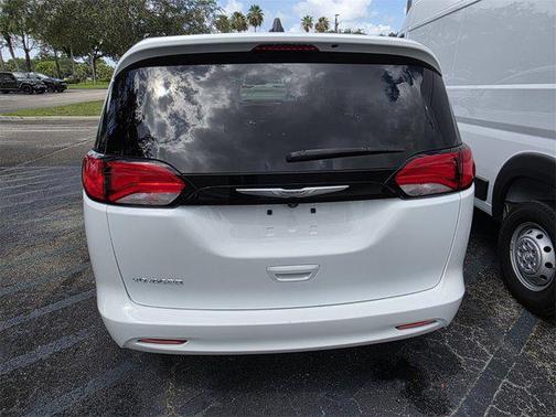 2022 Chrysler Voyager LX