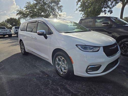 Bright White Clearcoat 2023 Chrysler Pacifica Limited