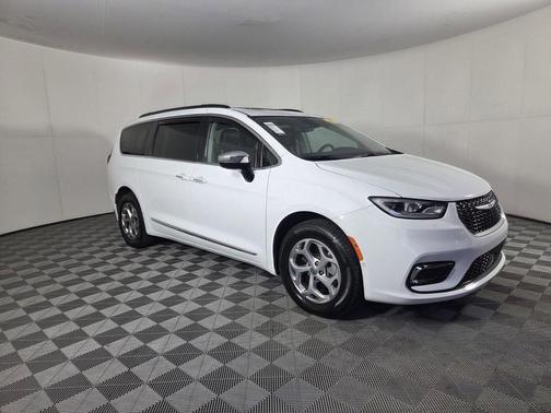 Bright White Clearcoat 2023 Chrysler Pacifica Limited