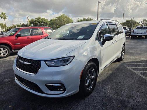 Bright White Clearcoat 2023 Chrysler Pacifica Limited