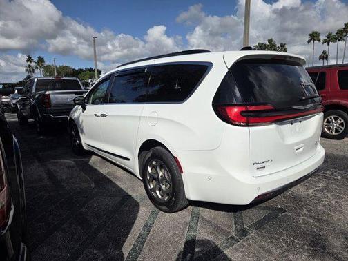Bright White Clearcoat 2023 Chrysler Pacifica Limited