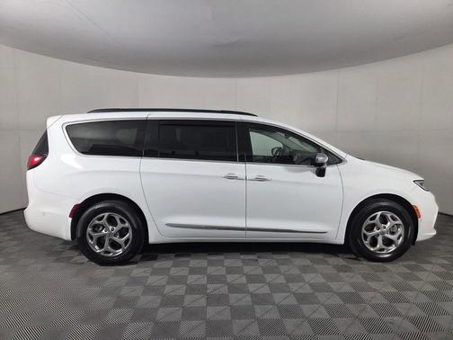 Bright White Clearcoat 2023 Chrysler Pacifica Limited