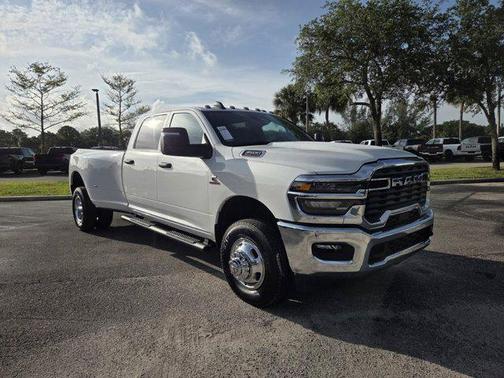 Bright White Clearcoat 2026 RAM 3500 Tradesman Crew Cab 4x4 8' Box