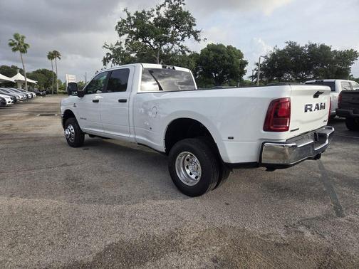 Bright White Clearcoat 2026 RAM 3500 Big Horn Crew Cab 4x4 8' Box