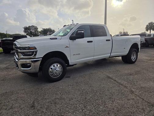 Bright White Clearcoat 2026 RAM 3500 Big Horn Crew Cab 4x4 8' Box