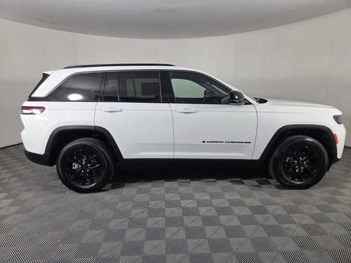 Bright White Clearcoat 2026 Jeep Grand Cherokee Altitude