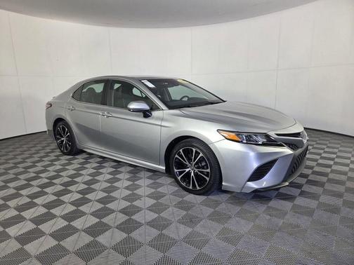 Celestial Silver Metallic 2018 Toyota Camry SE