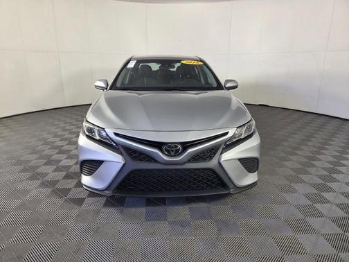 Celestial Silver Metallic 2018 Toyota Camry SE