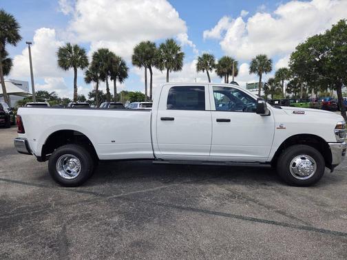 Bright White Clearcoat 2026 RAM 3500 Tradesman Crew Cab 4x4 8' Box