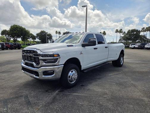 Bright White Clearcoat 2026 RAM 3500 Tradesman Crew Cab 4x4 8' Box