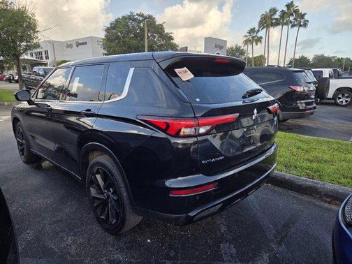 Black 2023 Mitsubishi Outlander SE Black Edition