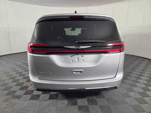 Silver Mist Clearcoat 2026 Chrysler Pacifica L