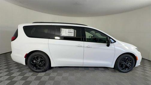 2025 Chrysler Pacifica Hybrid Premium S Appearance Pkg