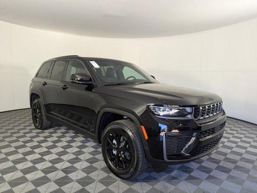 Diamond Black Crystal Pearlcoat 2026 Jeep Grand Cherokee Altitude