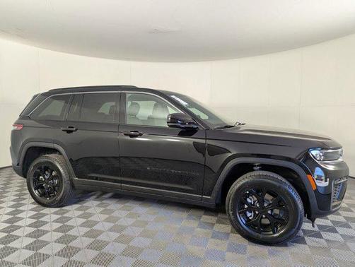 Diamond Black Crystal Pearlcoat 2026 Jeep Grand Cherokee Altitude