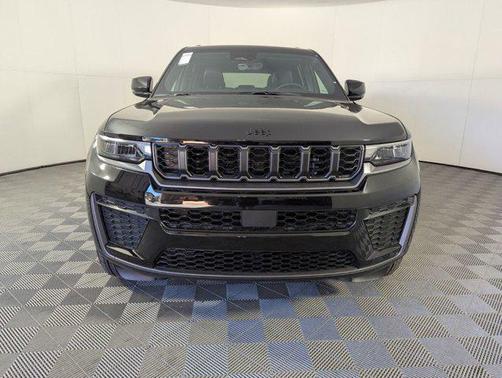 Diamond Black Crystal Pearlcoat 2026 Jeep Grand Cherokee Altitude