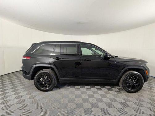 Diamond Black Crystal Pearlcoat 2026 Jeep Grand Cherokee Altitude