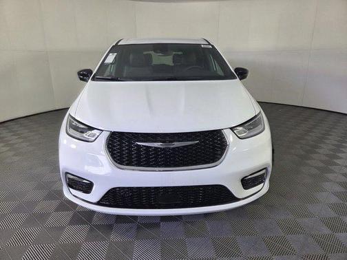 Bright White Clearcoat 2026 Chrysler Pacifica L