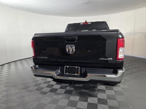 Diamond Black Crystal Pearlcoat 2024 RAM 1500 Big Horn/Lone Star