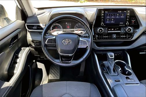 Blizzard Pearl 2021 Toyota Highlander LE
