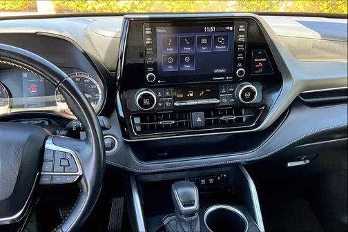 Blizzard Pearl 2021 Toyota Highlander LE