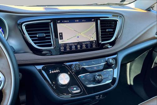 Brilliant Black Crystal Pearlcoat 2018 Chrysler Pacifica Limited