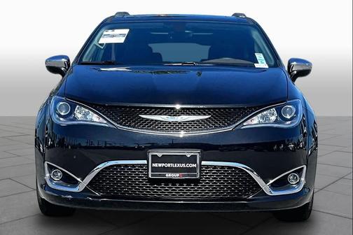 Brilliant Black Crystal Pearlcoat 2018 Chrysler Pacifica Limited