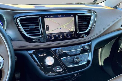 Brilliant Black Crystal Pearlcoat 2018 Chrysler Pacifica Limited