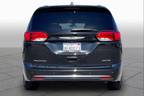 Brilliant Black Crystal Pearlcoat 2018 Chrysler Pacifica Limited