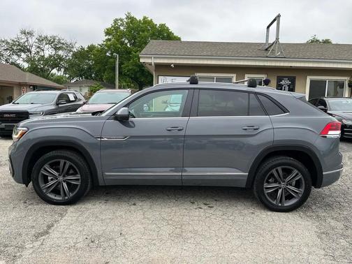 Pure Gray 2021 Volkswagen Atlas Cross Sport 3.6L V6 SE w/Technology R-Line