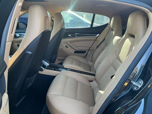2015 Porsche Panamera 4
