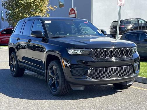 2025 Jeep Grand Cherokee Laredo
