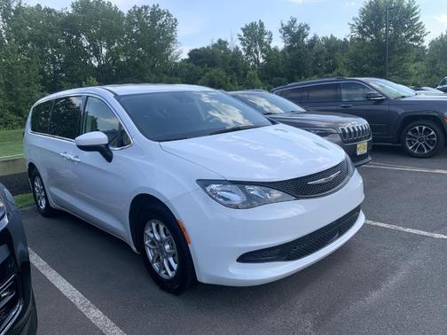 2023 Chrysler Voyager LX