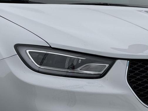 Bright White Clearcoat 2026 Chrysler Pacifica Select