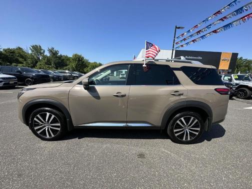 2025 Nissan Pathfinder Platinum