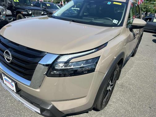 2025 Nissan Pathfinder Platinum