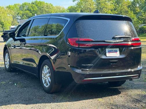 Diamond Black 2026 Chrysler Pacifica Select