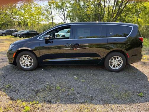 Diamond Black 2026 Chrysler Pacifica Select