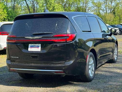 Diamond Black 2026 Chrysler Pacifica Select
