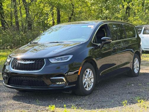 Diamond Black 2026 Chrysler Pacifica Select