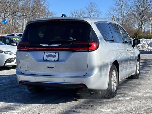 2023 Chrysler Pacifica Touring-L
