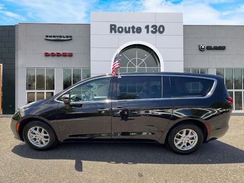 Brilliant Black Crystal Pearlcoat 2023 Chrysler Pacifica Touring-L