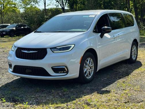 Bright White Clearcoat 2026 Chrysler Pacifica Select