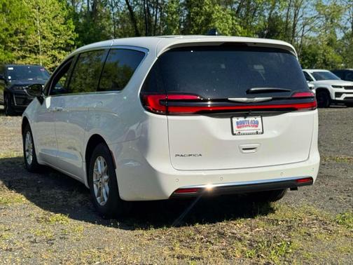 Bright White Clearcoat 2026 Chrysler Pacifica Select