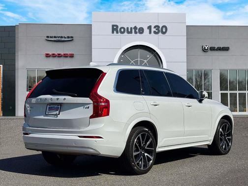 2022 Volvo XC90 T6 Momentum 7 Passenger
