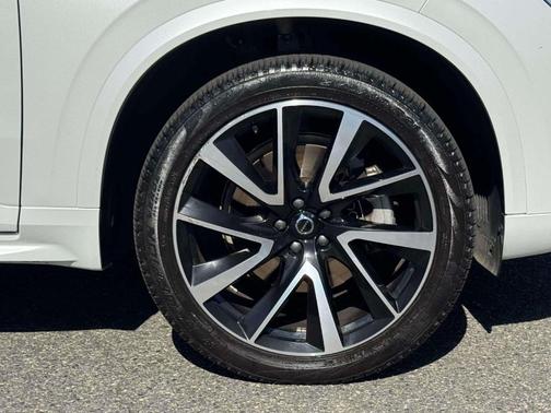 2022 Volvo XC90 T6 Momentum 7 Passenger