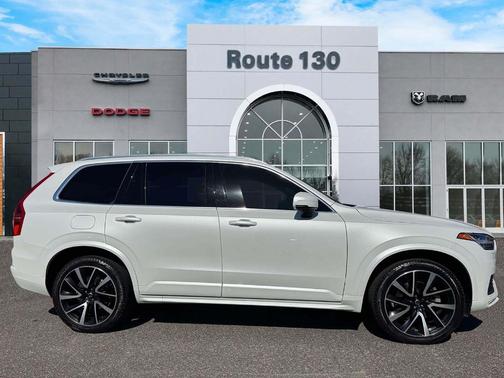 2022 Volvo XC90 T6 Momentum 7 Passenger