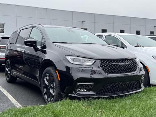 Diamond Black 2026 Chrysler Pacifica Select AWD